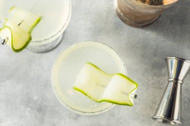 Soğuk Saketini Kokteyli ile Sake ve Salatalık İçmek