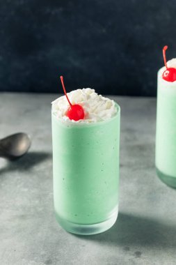 Ev yapımı St Patricks Kremalı Naneli Milkshake