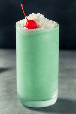 Ev yapımı St Patricks Kremalı Naneli Milkshake