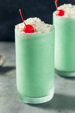 Ev yapımı St Patricks Kremalı Naneli Milkshake