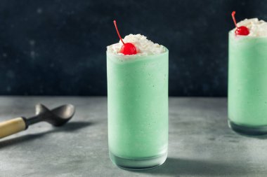 Ev yapımı St Patricks Kremalı Naneli Milkshake
