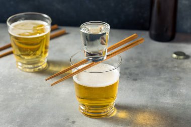 İçkileri tazeleyen Japon Sake Bombası Birayla Kokteyl