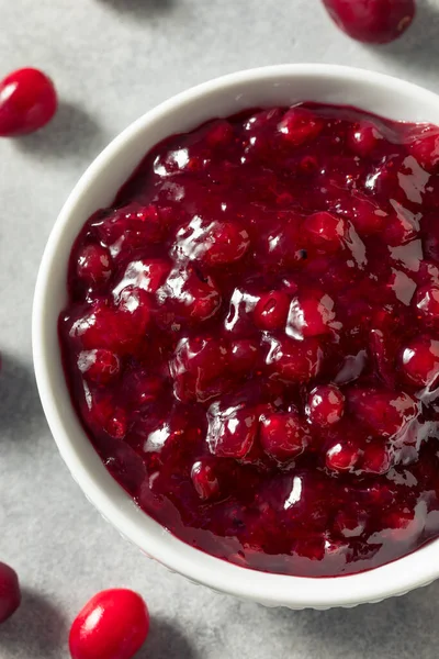 家庭自制的甜山莓酱在碗中 — 图库照片