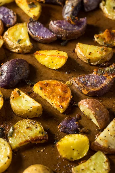 自制煮好的烤好的婴儿土豆配上盐和胡椒 — 图库照片