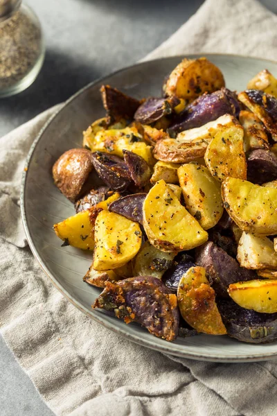 Batatas Assadas Cozidas Caseiras Bebê Com Sal Tomilho Pimenta — Fotografia de Stock