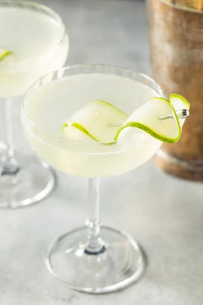 Cóctel Frío Refrescante Del Saketini Del Alcohol Con Sake Pepino —  Fotos de Stock