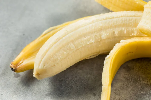 Manojo Plátano Amarillo Crudo Orgánico Listo Para Comer —  Fotos de Stock