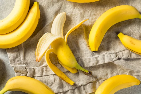 Organikus Nyers Sárga Banán Bunch Kész Enni — Stock Fotó
