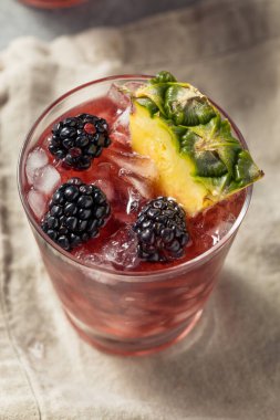 Soğuk Tazeleyici Madiera Sherry Meyveli Kokteyl Blacakberry ve Ananas