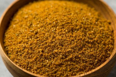 Paprika tuzu ve biberli organik kajun baharatı.