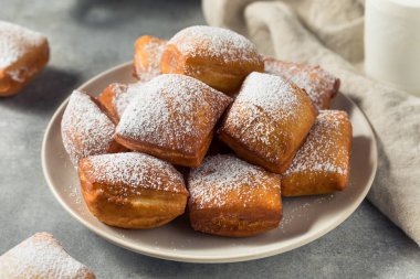 Ev yapımı New Orleans Fransız çörekleri ve pudra şekeri