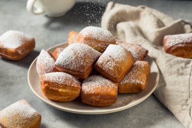 Ev yapımı New Orleans Fransız çörekleri ve pudra şekeri