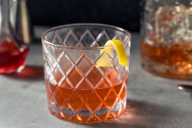Viski, limonlu Sazerac kokteyli ve garnitür.