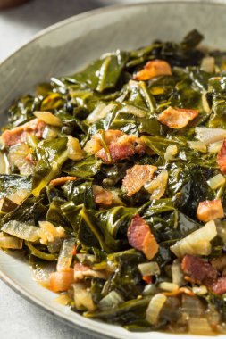 Ev yapımı Güney Sauteed Collard. Soğan ve pastırmalı.