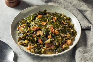Ev yapımı Güney Sauteed Collard. Soğan ve pastırmalı.