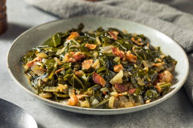 Ev yapımı Güney Sauteed Collard. Soğan ve pastırmalı.