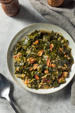 Ev yapımı Güney Sauteed Collard. Soğan ve pastırmalı.
