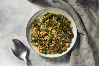 Ev yapımı Güney Sauteed Collard. Soğan ve pastırmalı.