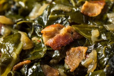 Ev yapımı Güney Sauteed Collard. Soğan ve pastırmalı.