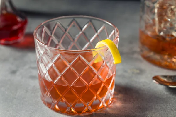 Boozy Rafraîchissant Seigle Whisky Sazerac Cocktail Avec Une Garniture Citron — Photo