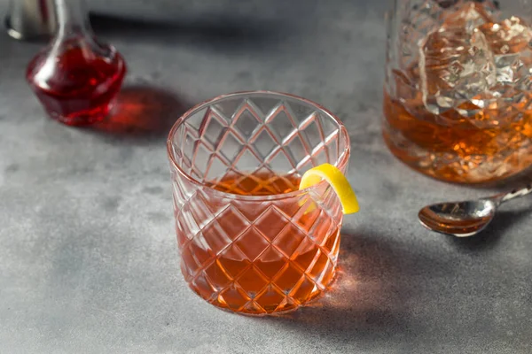 Алкогольный Освежающий Коктейль Ржаного Виски Лимонным Гарниром — стоковое фото