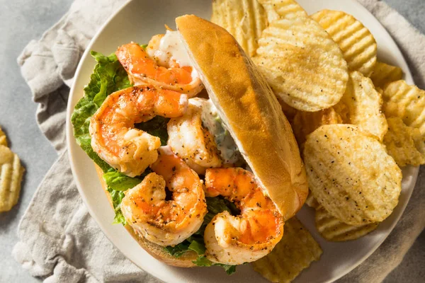 Homemade Southern Shrimp Boy Sandwich Potato Chips — 스톡 사진