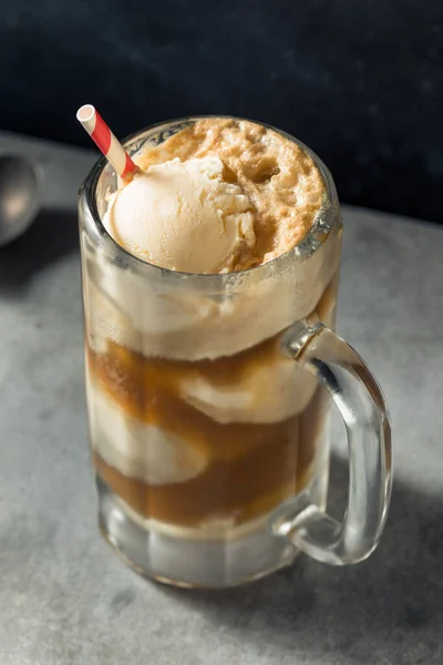 Kaltes Wurzelbier Schwimmt Mit Eis — Stockfoto