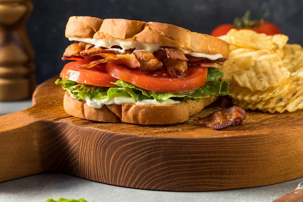 Házi Készítésű Bacon Saláta Paradicsom Blt Szendvics Burgonyaszirmokkal — Stock Fotó