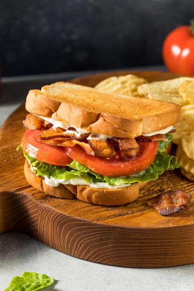 Sanduíche Caseiro Alface Bacon Tomate Blt Com Batatas Fritas — Fotografia de Stock