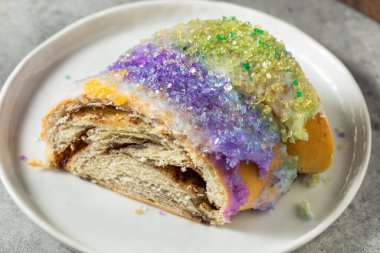 Mardi Gras için ev yapımı tatlı kral keki.