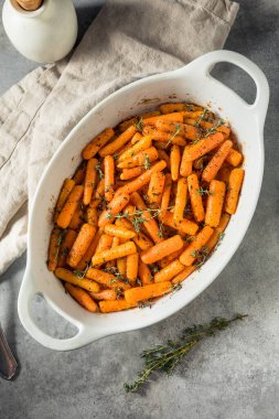 Ev yapımı kekik ve sarımsaklı havuç.