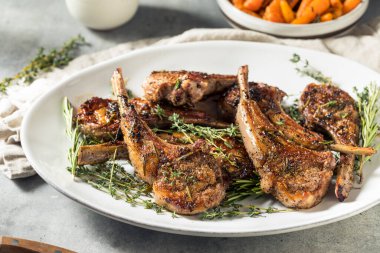 Kekik ve Biberiyeli Ev Yapımı Kuzu Pirzolası