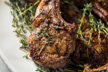 Kekik ve Biberiyeli Ev Yapımı Kuzu Pirzolası