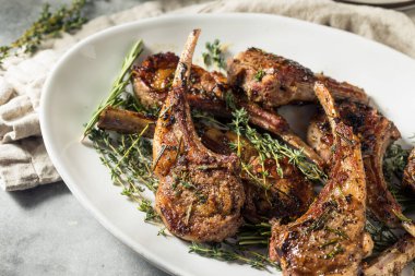 Kekik ve Biberiyeli Ev Yapımı Kuzu Pirzolası