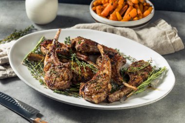 Kekik ve Biberiyeli Ev Yapımı Kuzu Pirzolası