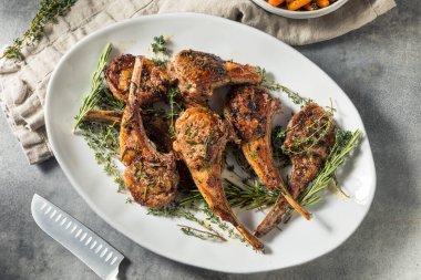 Kekik ve Biberiyeli Ev Yapımı Kuzu Pirzolası