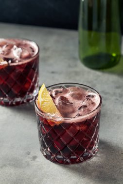 İçkili Kalimotxo Kırmızı Şarap ve Kola Limonlu Garnitür