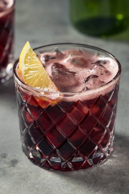 İçkili Kalimotxo Kırmızı Şarap ve Kola Limonlu Garnitür