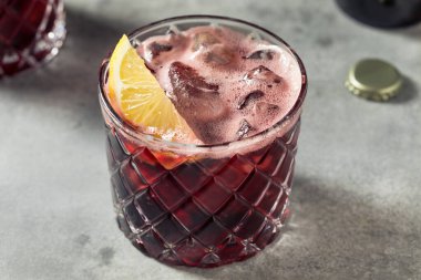 İçkili Kalimotxo Kırmızı Şarap ve Kola Limonlu Garnitür