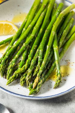 Ev yapımı organik kuşkonmaz. Limon ve zeytinyağlı.