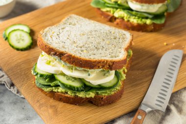 Avokado Mozarella ve Salatalıklı Ev Yapımı Sağlıklı Yeşil Tanrıça Sandviçi