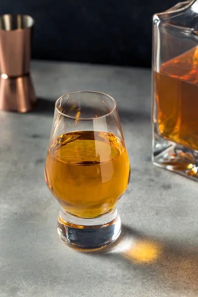 Pijácká Whisky Sklenici Snifter Připravené Pití — Stock fotografie
