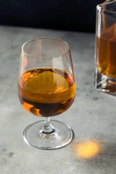 Pijácká Whisky Sklenici Snifter Připravené Pití — Stock fotografie