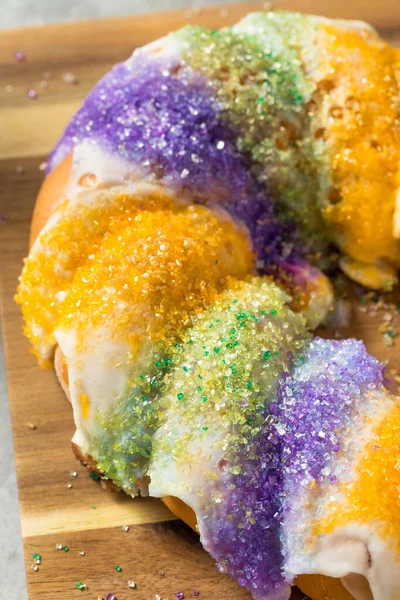 Domowej Roboty Kolorowe Słodkie Ciasto King Dla Mardi Gras — Zdjęcie stockowe