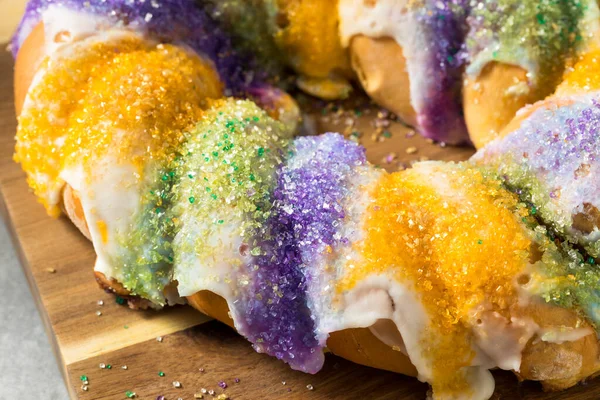 Homemade Colorful Sweet King Cake Mardi Gras — 스톡 사진