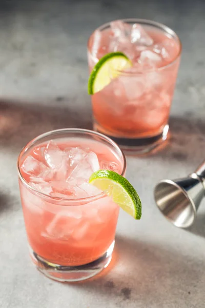 Boozy Menyegarkan Vodka Cranberry Cocktail Dengan Lime — Stok Foto