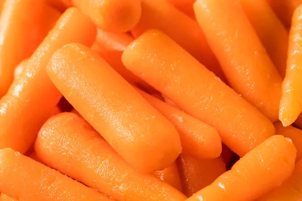碗里的生橙子生有机胡萝卜 — 图库照片