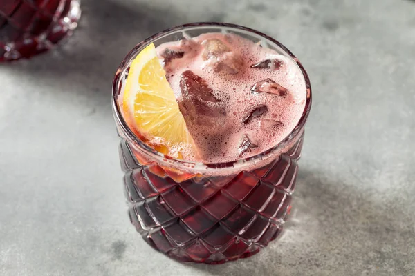 Boozy Kalimotxo Rotwein Und Cola Mit Zitronengarnitur — Stockfoto