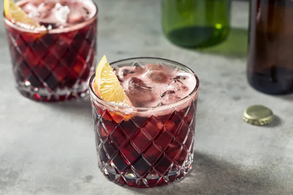 Алкогольное Красное Вино Калимотхо Кола Лимонным Гарниром — стоковое фото