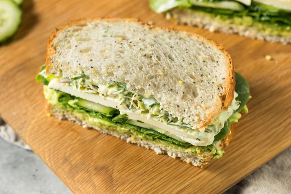 Hausgemachtes Gesundes Grünes Göttinnen Sandwich Mit Avocado Mozarella Und Gurken — Stockfoto